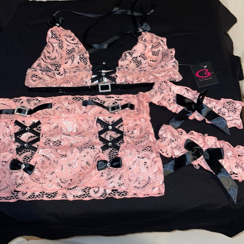 NWT world intimates set
